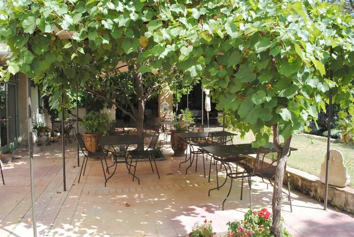 Alojamiento y desayuno para 2 personas, con terraza y vistas además de piscina y jardín - 1