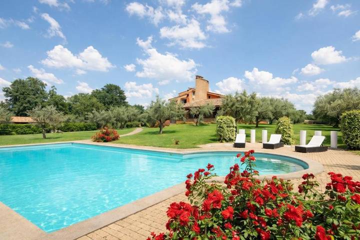 Villa con piscina per 14 persone, con idromassaggio e giardino nonché piscina a Roma