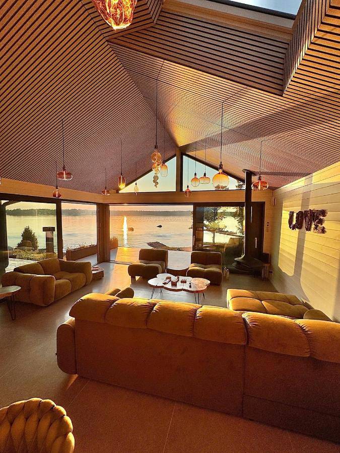 Ferienhaus für 12 Personen, mit Balkon und Whirlpool sowie Terrasse und Pool