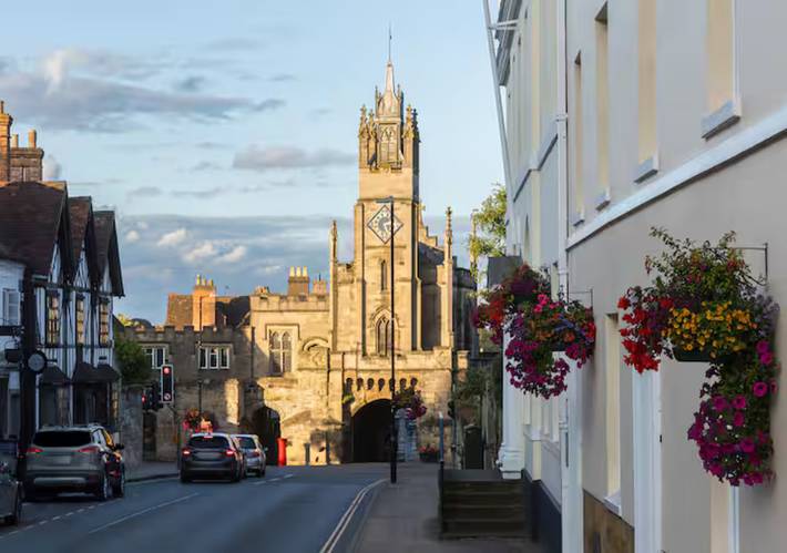 Unique Castle Stay, The East Gate Tower, Warwick - Pass the Keys in Warwick, Warwickshire