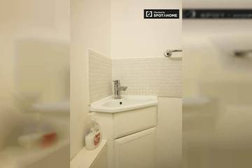 Holiday Home for 2 People in Ealing, London, Photo 1