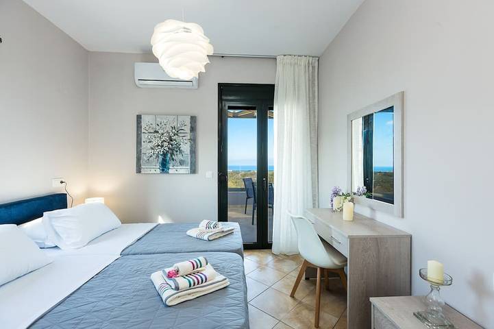 Angelina Villa, Superb sea views, 5' to sandy beach & shops,  whirlpool in Νομός Ρεθύμνης