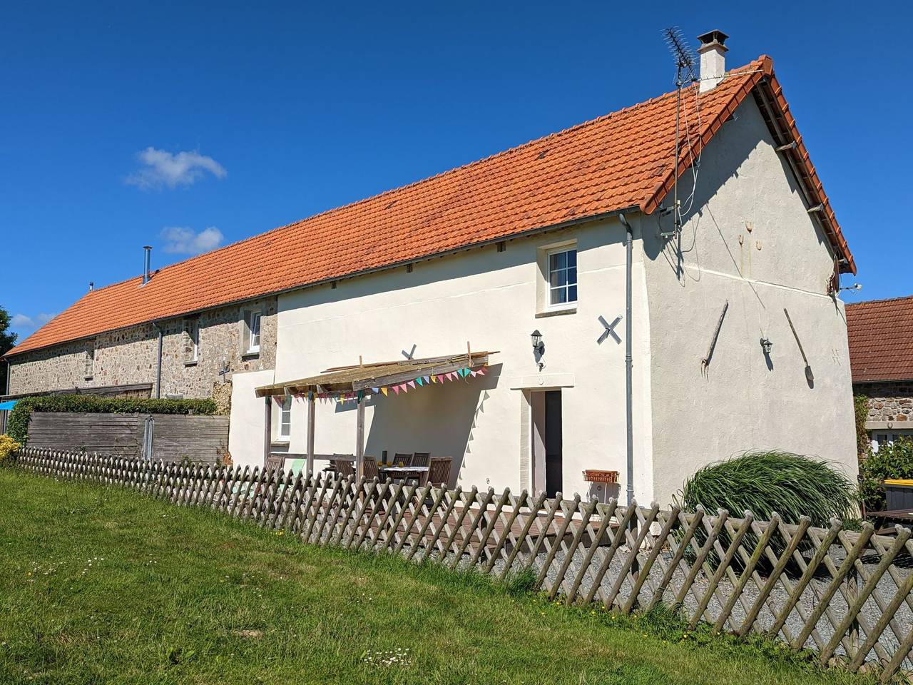 Helles, offenes Ferienhaus, Gemeinschaftspool Hunde in Vesly, Région de Coutances