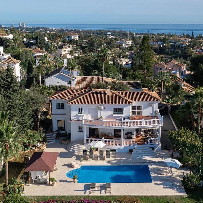 Alojamiento y desayuno para 2 personas, con terraza y jardín además de piscina y vistas en Marbella