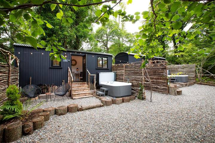Chalet for 2 people, with terrace and hot tub in Loch Lomond