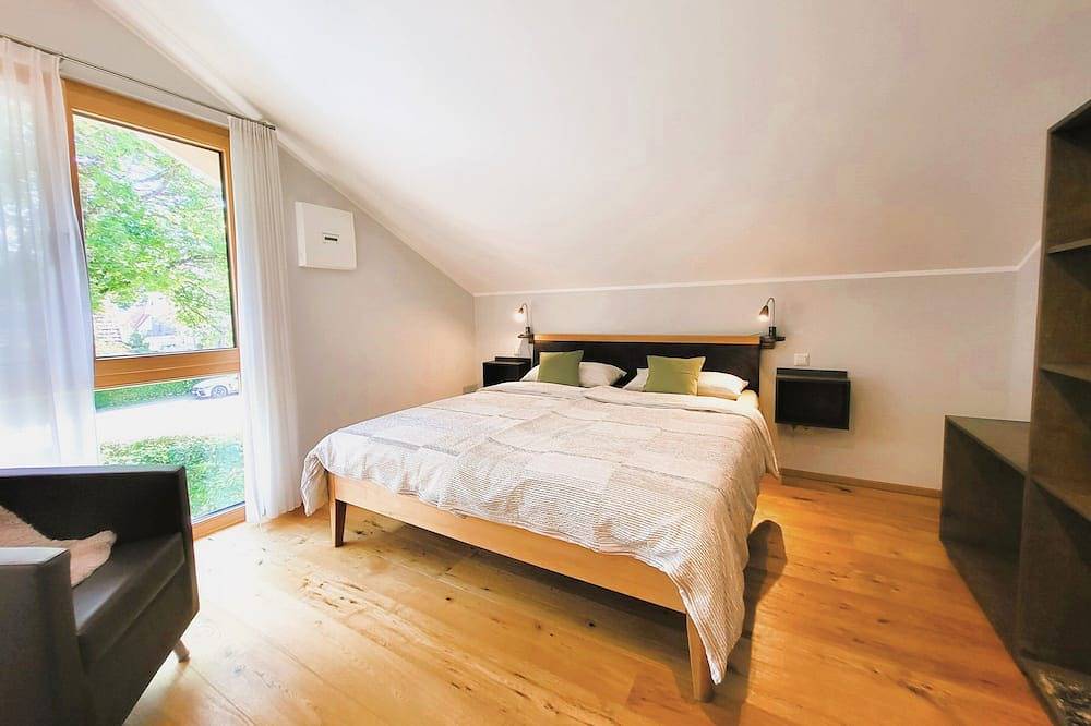 Ganze Wohnung, Großzügige Fewo im Dachgeschoß - zu Fuß zum See - Utting am Ammersee in Utting, Ammersee
