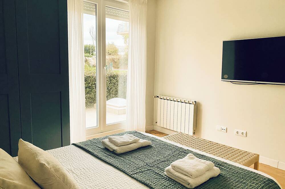 Entire apartment, Casa Branca Cantabria: Spacious first floor with garden 500m from the beach | Wifi/Garaje in Miengo, Cantabrian Coast