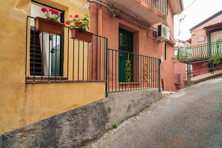 Maison de vacances 'Casetta Ebraica' avec vue sur les montagnes, balcon et Wi-Fi in Castiglione di Sicilia, Etna
