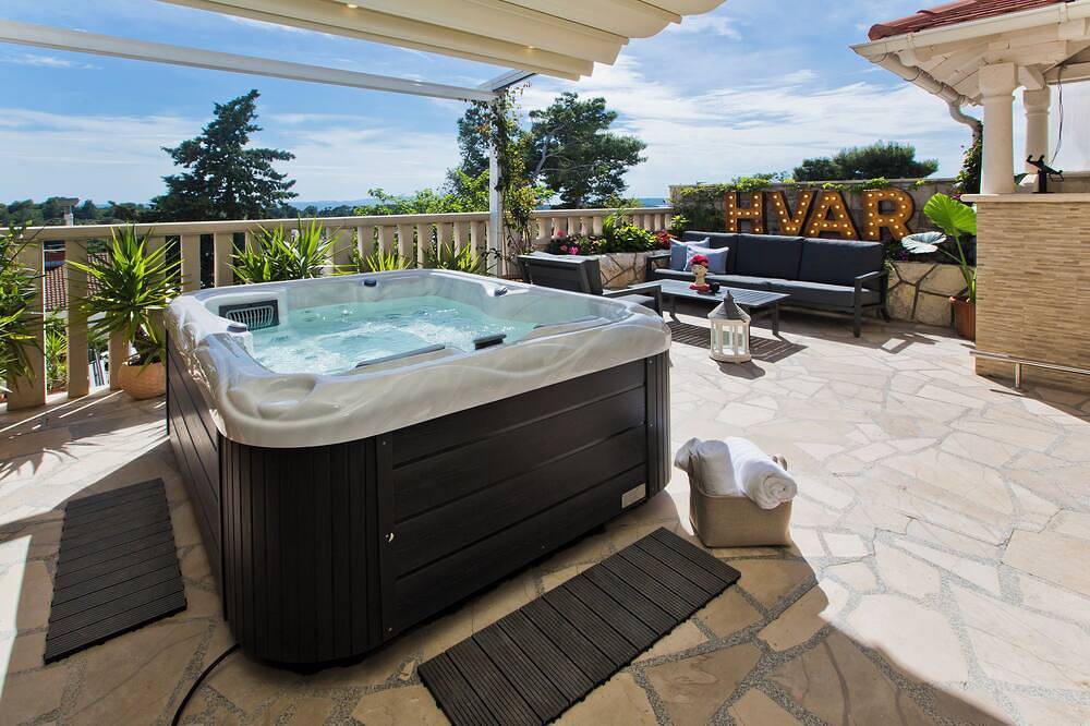 Exclusive Studio with Breakfast included + Private Jacuzzi & Outdoor Kitchen in Hvar City, Hvar
