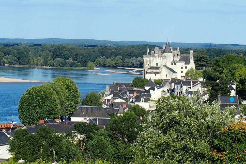 Belle maison indépendante du Xvi siècle  avec un jardin suspendu sur la Loire. in Montsoreau, Vallée de la Loire