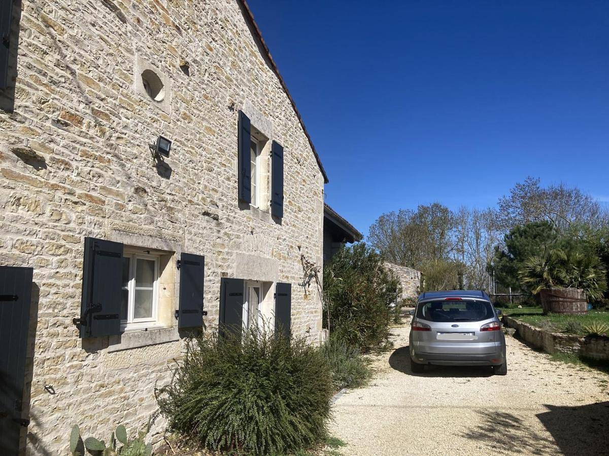 Marais Inn- grande longère avec piscine et jardin arboré , Marais Poitevin in Sansais, Région de Niort