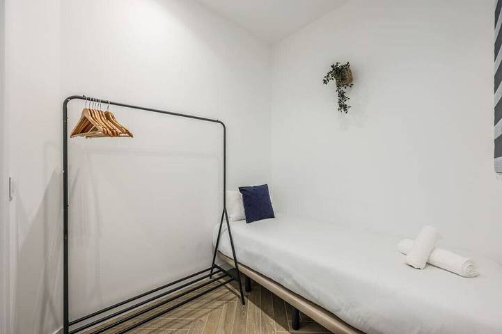 Ganze Wohnung, Urban Tranquility in Madrid with Modern Comforts in Tetuán, Madrid