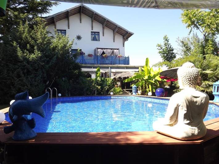 Chambre d’hôte pour 4 personnes, avec Balcon et Terrasse ainsi que Jardin et Piscine à Souvans