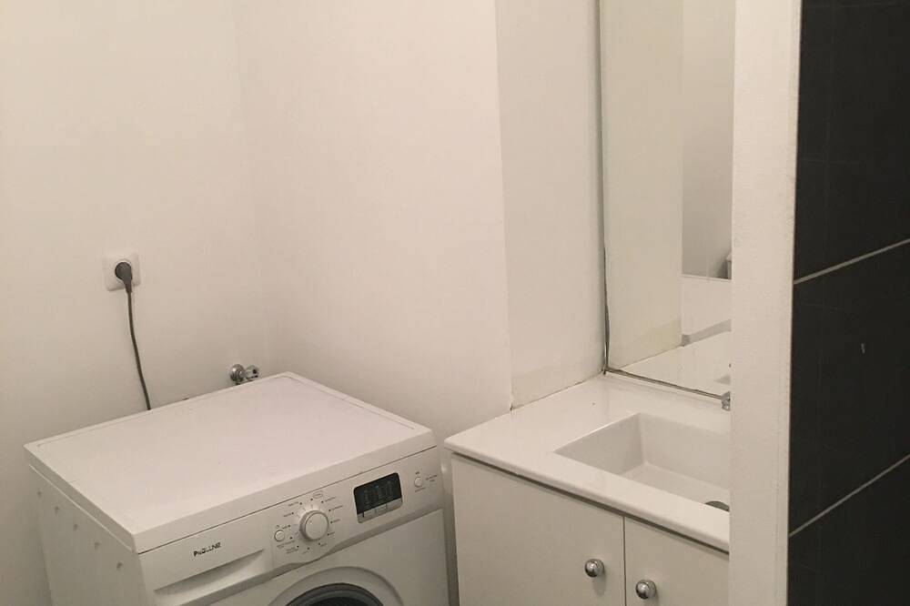 Appartement entier, Studio with videophone and camera at the entrance in Montfermeil, Seine-Saint-Denis