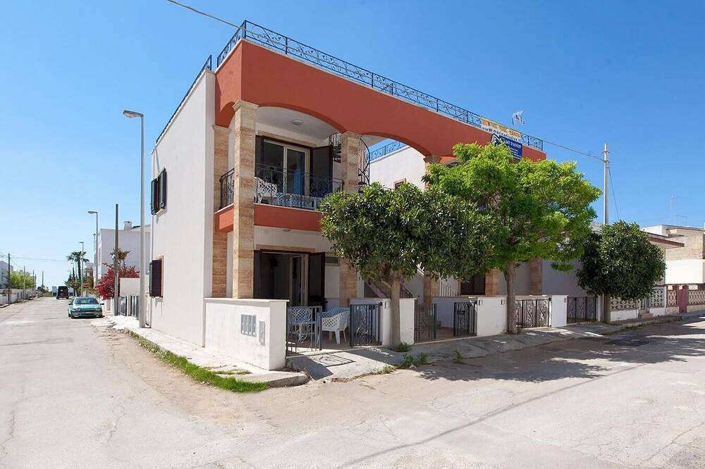 Vacation home close to sandy beach and stores in Torre Pali, Salve