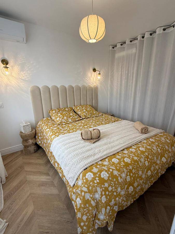 Appartement entier, Le Balcon petit extérieur Idéal familles & couples à 10 min Disneyland Paris avec lit Queen size & parking privé in Coupvray, Seine-et-Marne