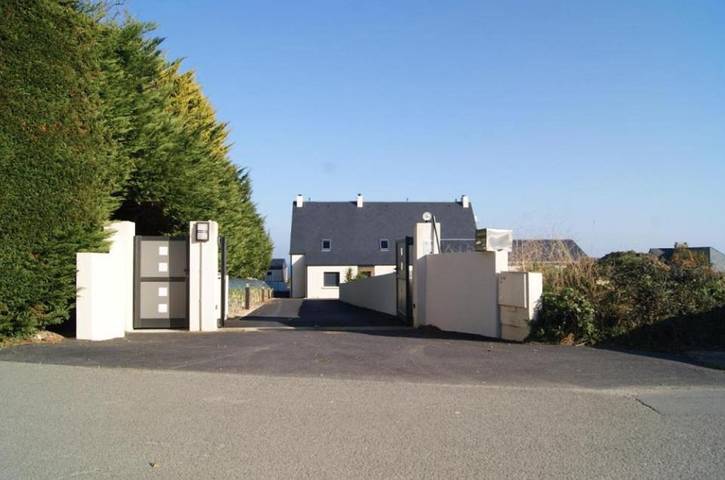 Location de vacances pour 4 personnes, avec jardin ainsi que piscine et vue dans Plage De Kersaliou - 4