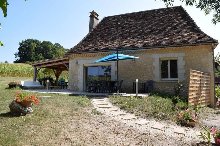 Location de vacances pour 6 personnes, avec terrasse et jardin dans Saint-Pierre-de-Chignac