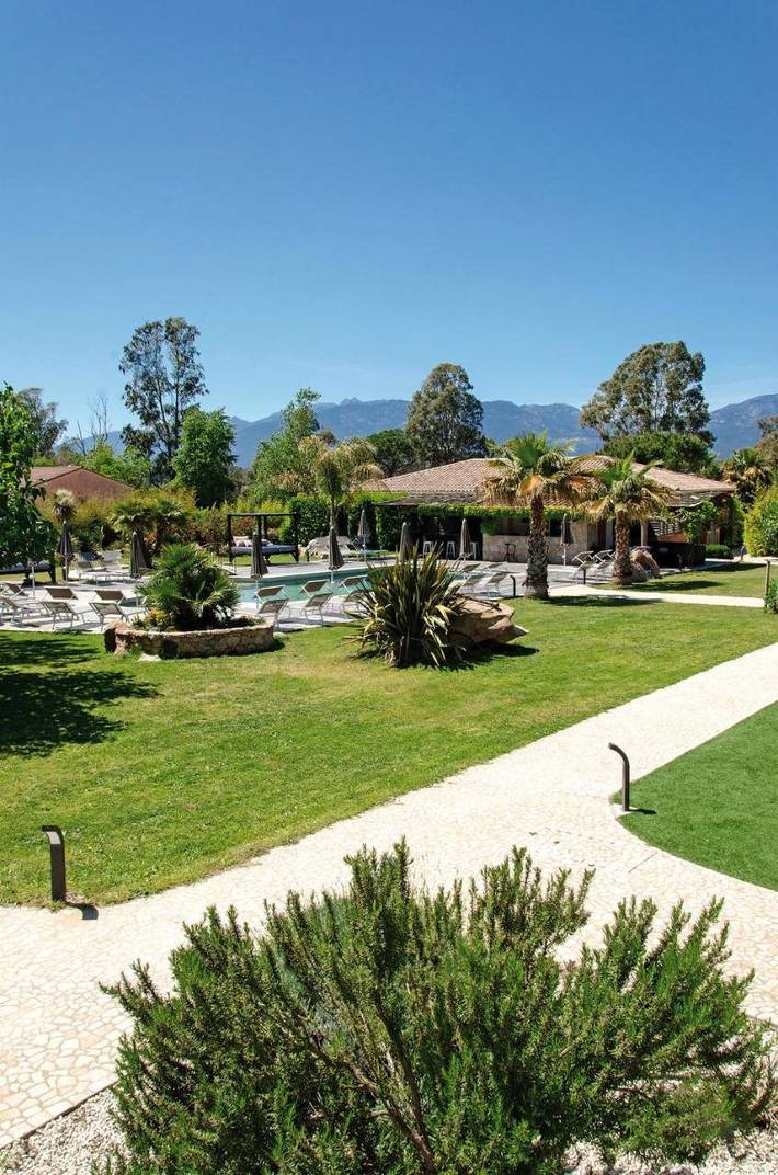 Club vacances pour 4 personnes, avec Jacuzzi ainsi que Terrasse et Jardin en Corse