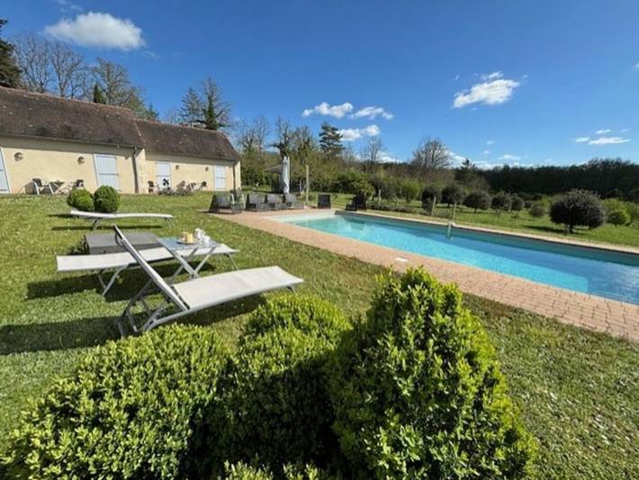 Gîte pour 2 personnes, avec vue et piscine ainsi que jardin et terrasse à Gabillou