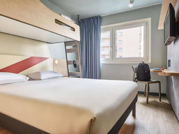 Hôtel pour 6 personnes, avec terrasse et vue, animaux acceptés dans Futuroscope - 2