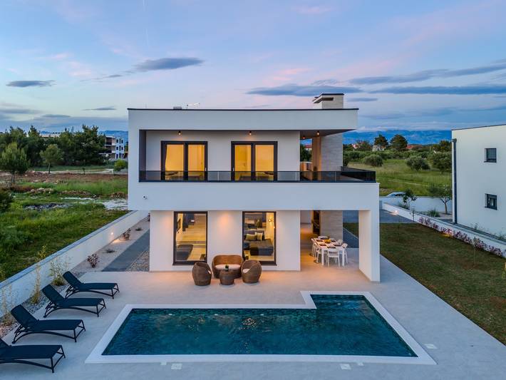 Villa für 6 Personen, mit Balkon und Garten in Privlaka