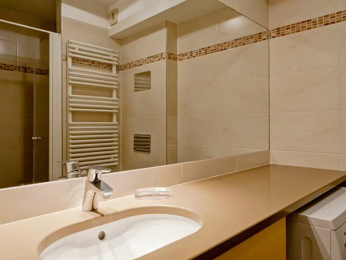 Ganze Wohnung, Modernes 3-Zimmer-Apartment, Ski-in/Ski-out, La Tania, Parkplatz inklusive in La Tania, La Perrière