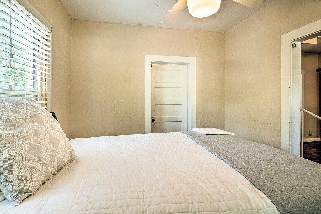 Pet-Friendly Austin Home w/ Deck, Yard, & Views! in Lake Travis