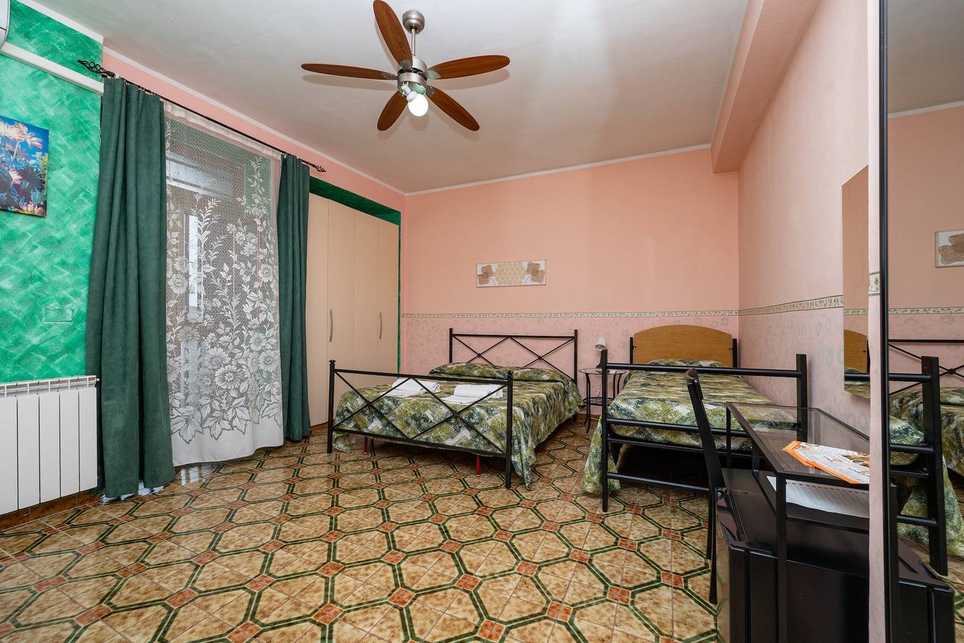 Chambre 'Appartamento 1 - Stanza 13' avec Terrasse partagée, Wi-Fi et Climatisation in Ficarra, Province de Messina