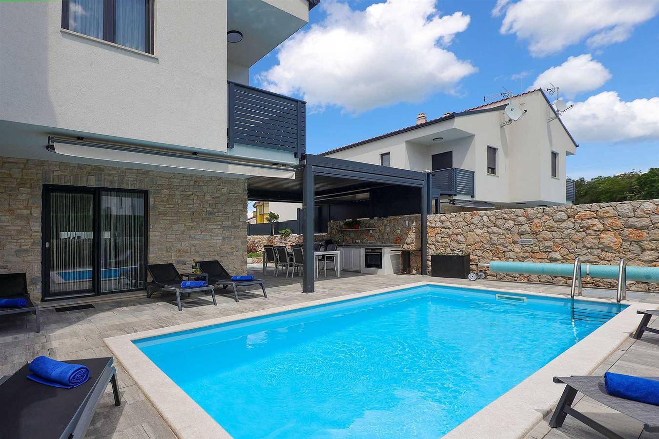 Ganze Wohnung, Ferienhaus Zoroo mit privatem Pool in Malinska-Dubašnica, Krk