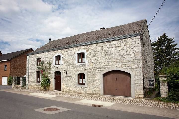 Location de vacances pour 9 personnes, avec jacuzzi ainsi que jardin et terrasse, animaux acceptés dans Humain