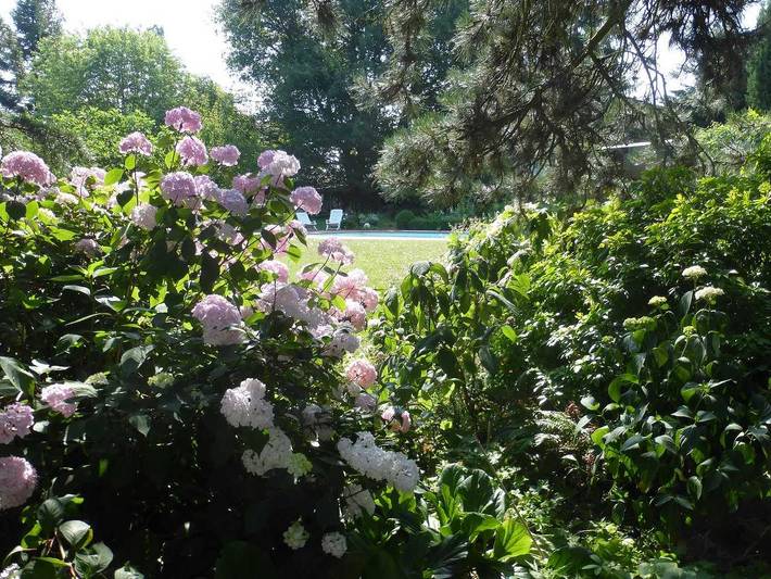 Gîte pour 2 personnes, avec Terrasse ainsi que Jardin et Piscine dans Rhône - 2