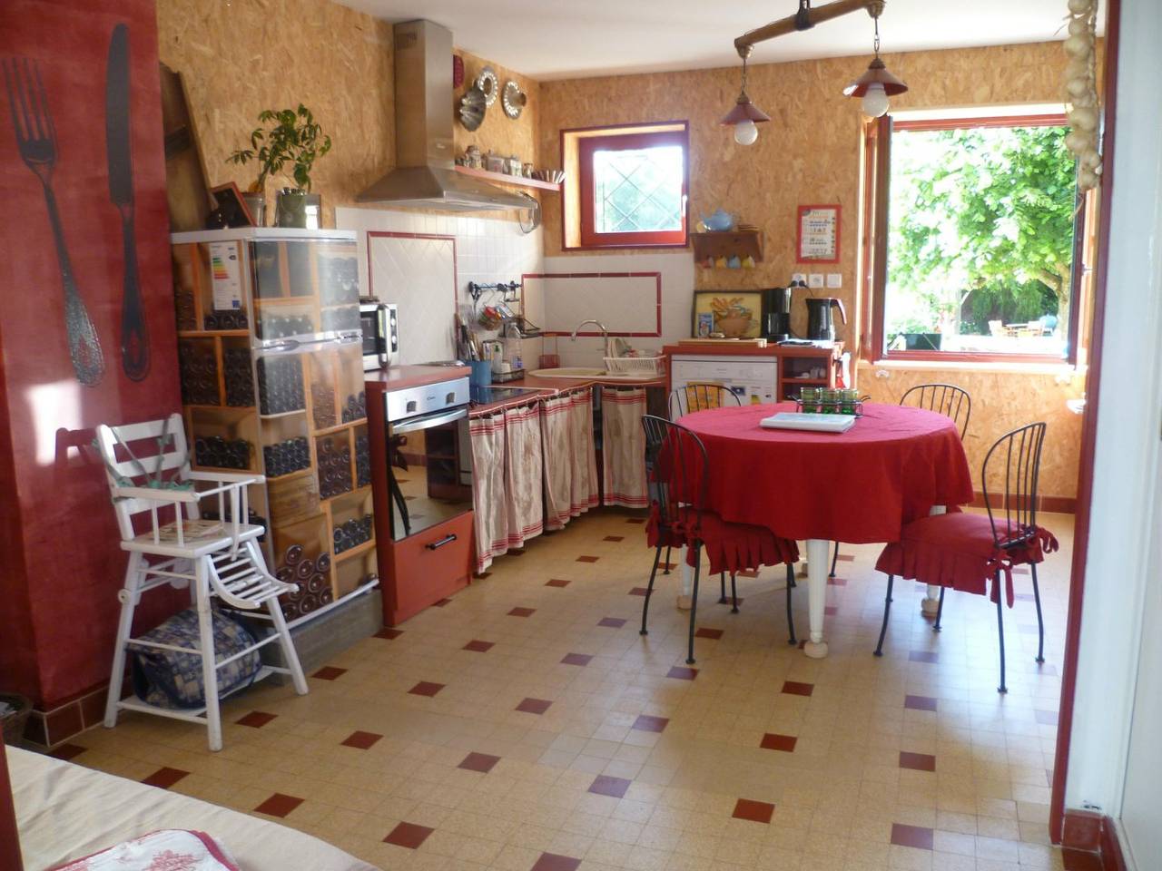 Grand Gîte de la Roche Bleue : un écolieu en Bourgogne in La Roche-Vineuse, Région de Mâcon