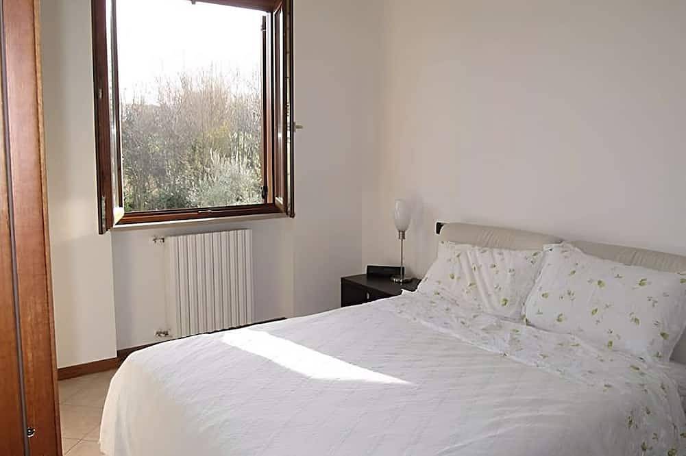 Ganze Wohnung, Golf House - Gemütliche Wohnung - Swimmingpool - 40 m 2 Terrasse - Blick auf die Hügel in Polpenazze del Garda, Gardasee-Berge