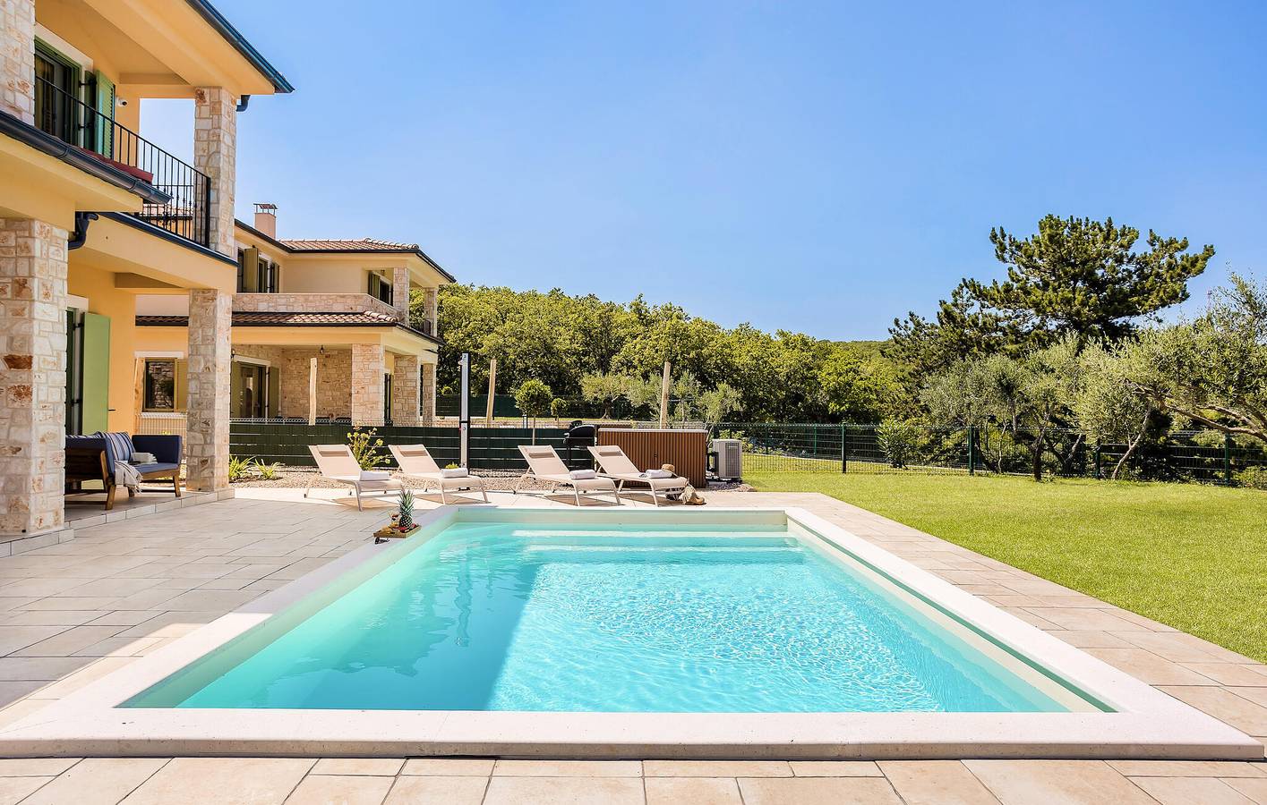 Apartment am Meer mit Pool und WLAN in Vrbnik – 600 m vom Stadtzentrum entfernt in Vrbnik, Krk