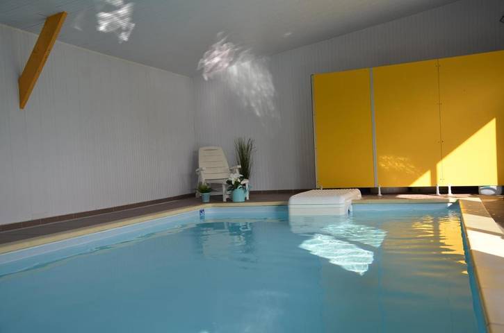 Location de vacances pour 10 personnes, avec Jacuzzi et Terrasse ainsi que Jardin et Piscine à Vacqueriette-Erquières