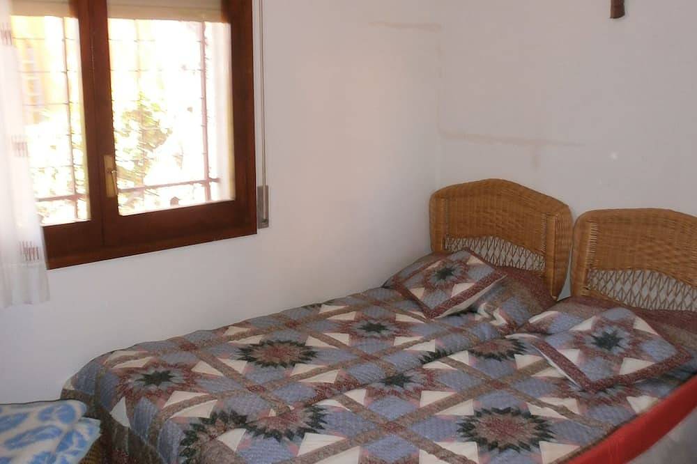 Detached family house, private garage and sea views in Supermaresme, Sant Vicenç de Montalt