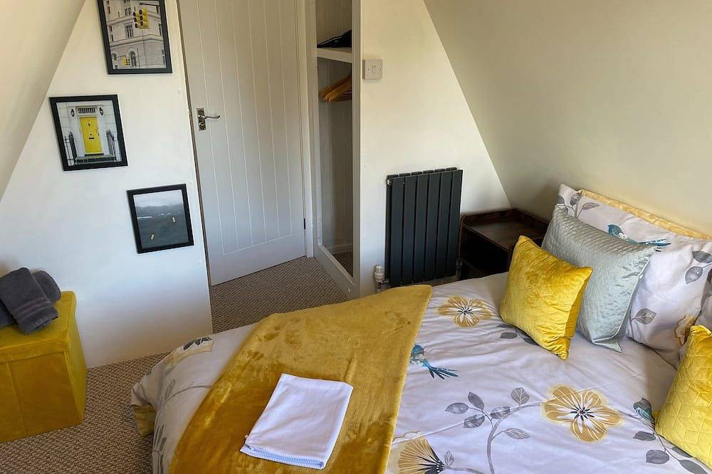 Widgeon is prime location on duck lake, bbq & Large Hot Tub with private fishing @tattershall lakes in Tattershall, Lincolnshire