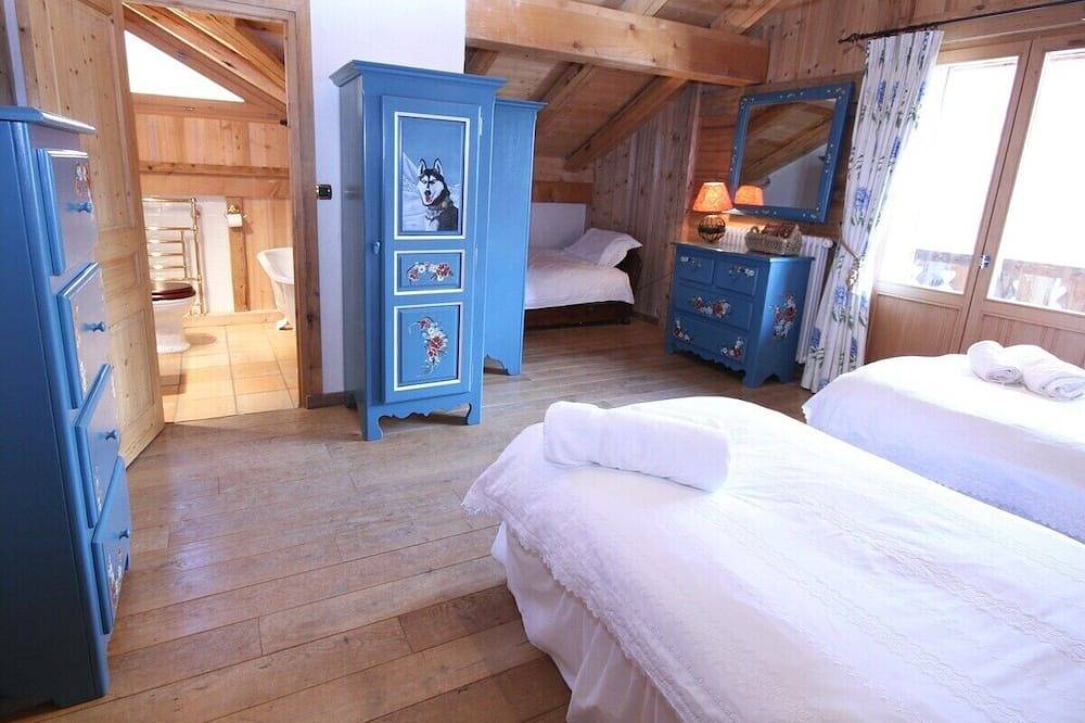Traditional wooden chalet sleeps 14, in Essert-Romand, Les Portes du Soleil