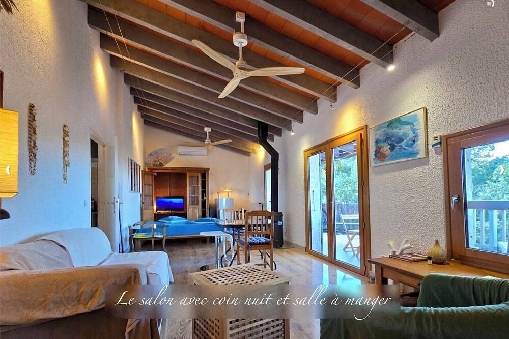 Appartement entier, Studio avec vue, terrasse en bois et jardinet, piscine, entre mer et montagne in Laroque-des-Albères, Côte méditerranéenne (France)