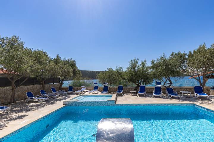 Ferienwohnung für 6 Personen, mit Meerblick und Pool sowie Balkon, kinderfreundlich auf Pag