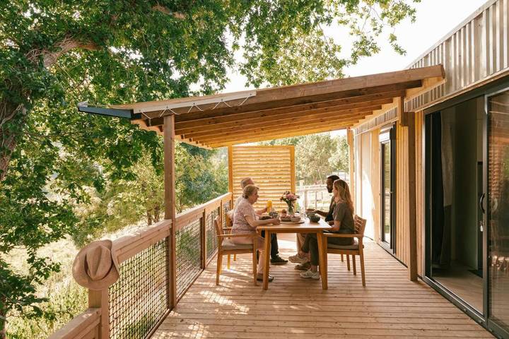 Camping pour 4 personnes, avec terrasse ainsi que piscine et bassin pour enfant, animaux acceptés