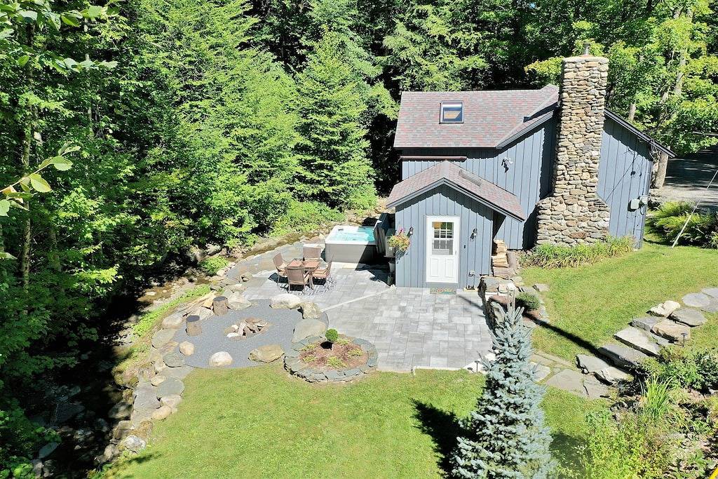 Creekside Camp. No Cleaning Fee. Relax in the Hot Tub Creekside - Vermont Style in Green Mountain National Forest