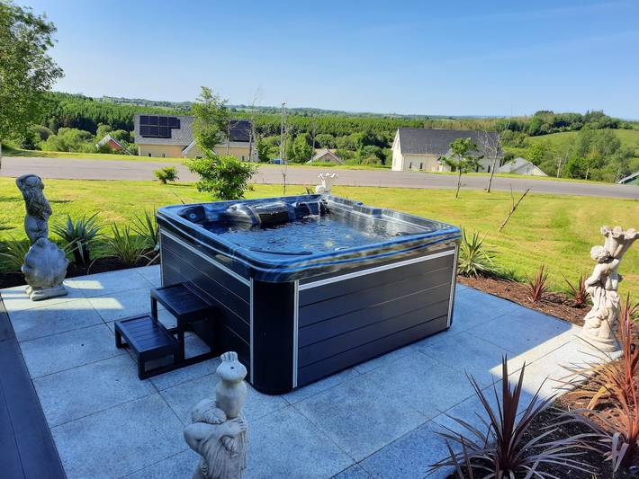 Vacation rental for 6 people, with yard and hot tub, kid friendly in County Cavan