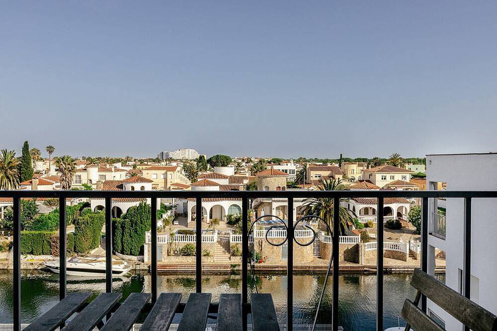 Entire apartment, Beautiful renovated apartment on canal in Empuriabrava, Upper Empordà