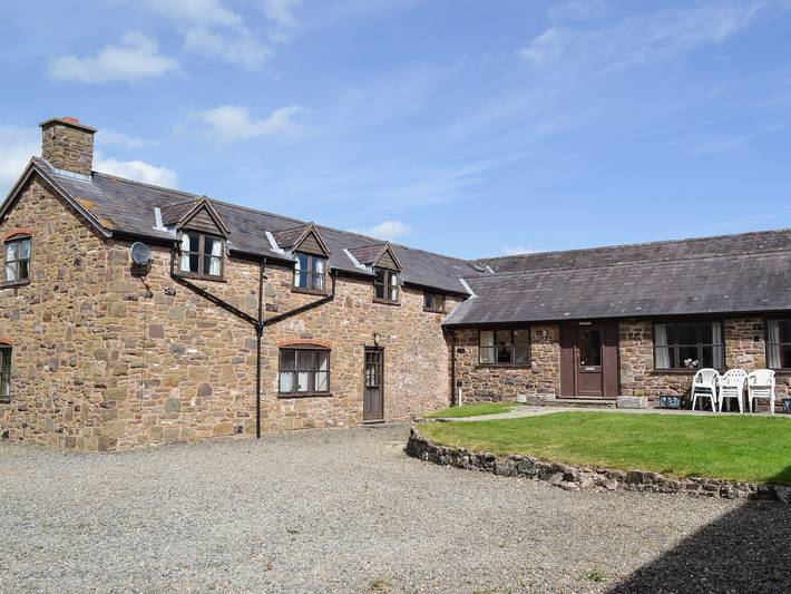 Cottage for 18 people, with Garden in West Midlands