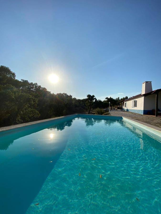Location de vacances pour 6 personnes, avec jardin ainsi que vue et piscine dans Avis - 2