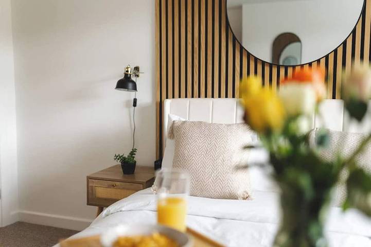 Luxury 2-Bed House in Stevenage Sleeps 6 Free Parking Barefoot & Board in Stevenage, Hertfordshire