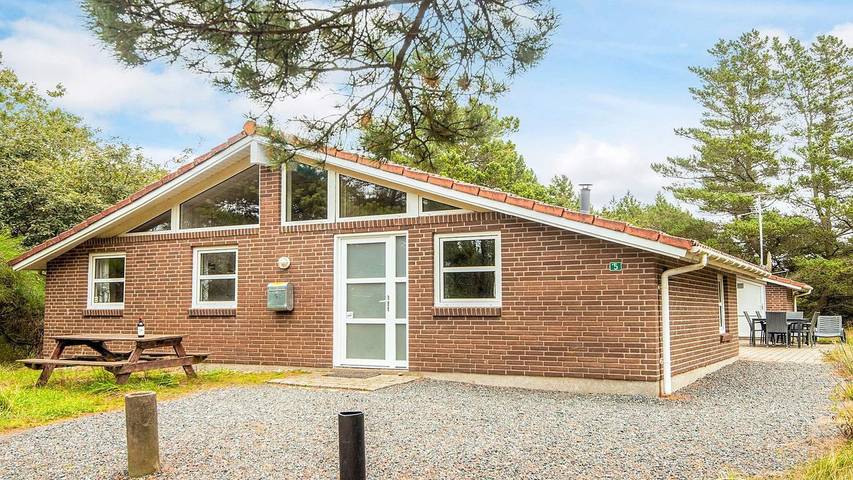 Ferieudlejning for 8 personer, med sauna og jacuzzi såvel som terrasse og pool, husdyr tilladt i Blåvand