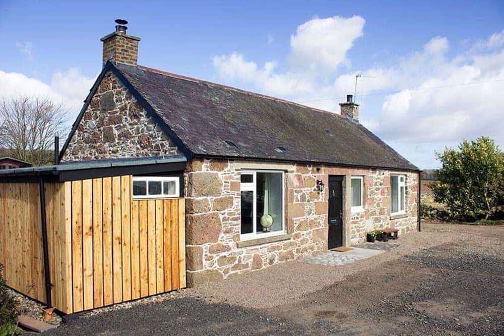 Idyllic location; sleeps 2; accessible; wood burner; dog friendly (pet fee) in Perthshire